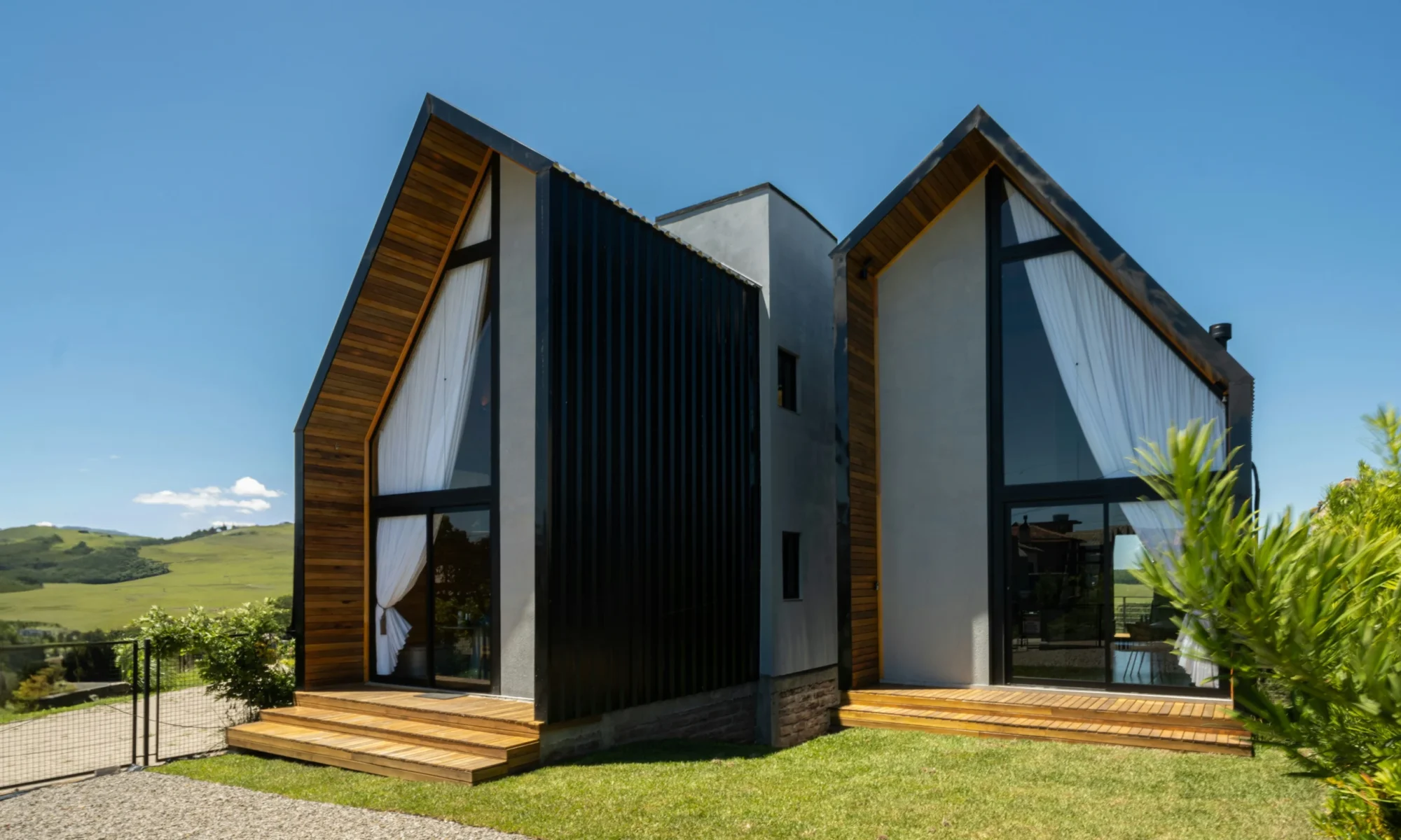Realizzazione Domus Xlam: casa moderna eco-sostenibile in legno con ampie vetrate e finiture naturali.